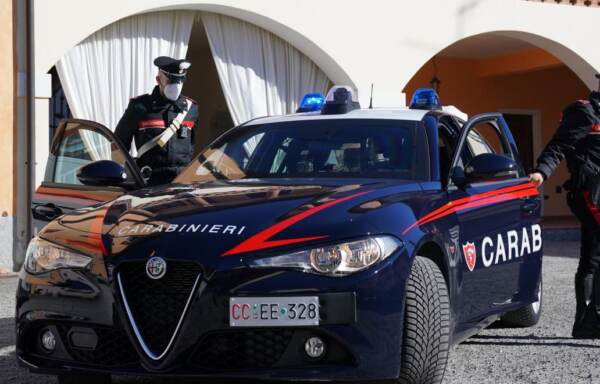Parricidio a Castel Mella . Figlio evade dai domiciliari e uccide il padre . I carabinieri davanti all\' abitazione