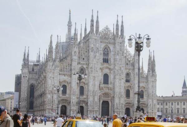 Installazioni a tema Stranger Things in Piazza del Duomo a Milano