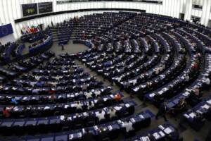 Il Parlamento europeo approva stop a vendita auto a benzina e diesel dal 2035