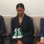 Usa: Matthew McConaughey alla Casa Bianca, l’attore mostra le scarpe di una delle vittime di Uvalde
