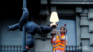 Milano, King Kong fa la pole dance: opera di Fatboy e Street Art Frankey