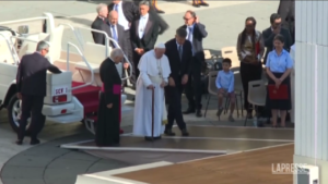 Papa Francesco arriva all’udienza con il bastone, i collaboratori lo aiutano a raggiungere il palco