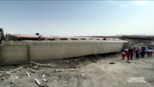 Train derails in Iran