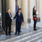 Italia-Francia: Draghi accolto da Macron all’Eliseo, il caloroso abbraccio tra i due