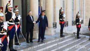 Italia-Francia: Draghi accolto da Macron all’Eliseo, il caloroso abbraccio tra i due