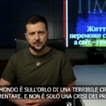Ucraina, Zelensky: “Mondo sull’orlo di una terribile crisi alimentare, Putin ricatta con carestia”