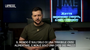 Ucraina, Zelensky: “Mondo sull’orlo di una terribile crisi alimentare, Putin ricatta con carestia”