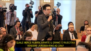 La domanda del giornalista ucraino che irrita Lavrov: “Quali altri beni ci state rubando oltre al grano?”