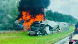 Usa, mega incidente in Arkansas: veicoli in fiamme