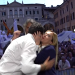 Salvini e Meloni, l’abbraccio sul palco a Verona: “Non faremo la fine di Romeo e Giulietta”