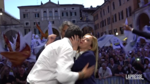 Salvini e Meloni, l’abbraccio sul palco a Verona: “Non faremo la fine di Romeo e Giulietta”