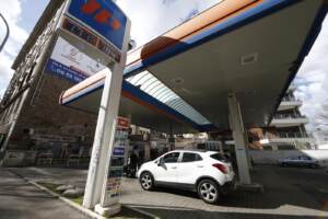Carburanti: la benzina sfonda 2 euro al litro, arriva proposta salva-estate