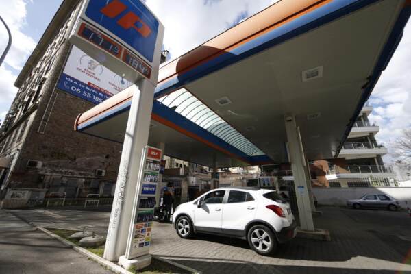 Carburanti: la benzina sfonda 2 euro al litro, arriva proposta salva-estate