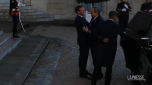 Macron e il plateale abbraccio a Draghi