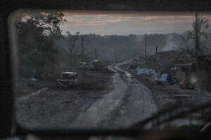 Ucraina, bombardato impianto Azot a Severodonetsk, dentro 800 civili. Tribunale filorusso di Donetsk condanna a morte 3 combattenti stranieri. Putin: “Russia non può essere circondata da una recinzione”
