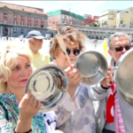 Napoli, la protesta delle pentole vuote in piazza del Plebiscito