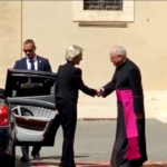 Von der Leyen arriva al palazzo apostolico per l’incontro con il Papa