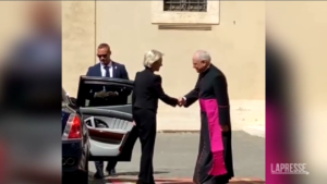 Von der Leyen arriva al palazzo apostolico per l’incontro con il Papa