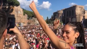 Roma Pride, Elodie madrina della manifestazione sfila su un carro