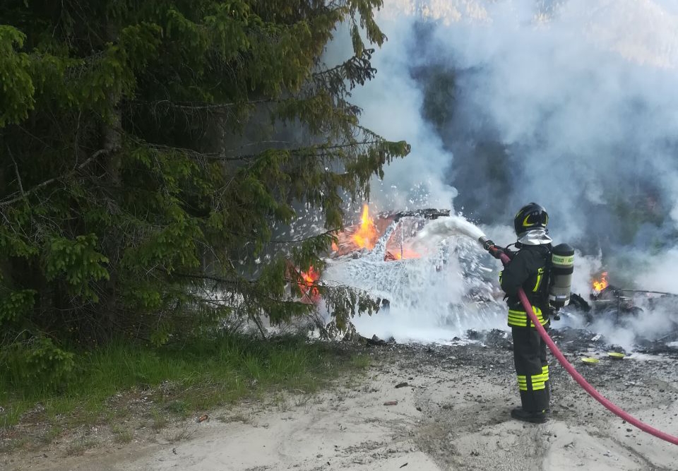 Belluno: trovato corpo carbonizzato in camper incendiato Belluno: trovato corpo carbonizzato in camper incendiato