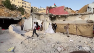 Il matrimonio tra due palestinesi celebrato davanti alle rovine di una casa a Gerusalemme