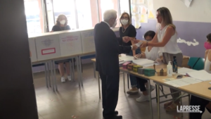 Amministrative, il Presidente Mattarella ha votato a Palermo alla scuola Piazzi