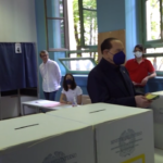 “Incidente” al seggio per Berlusconi, dimentica una scheda ed esce a chiedere spiegazioni al presidente