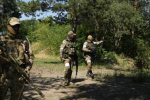 Ucraina, gli Stati Uniti: “A breve la Russia controllerà Luhansk”. Vasto incendio nell’impianto chimico di Azot dopo i raid russi. Putin: “Siamo consapevoli di quanto sia importante essere uniti”