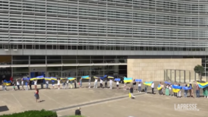 Ucraina: catena umana davanti alla Commissione Ue, manifestazione per Kiev a Bruxelles