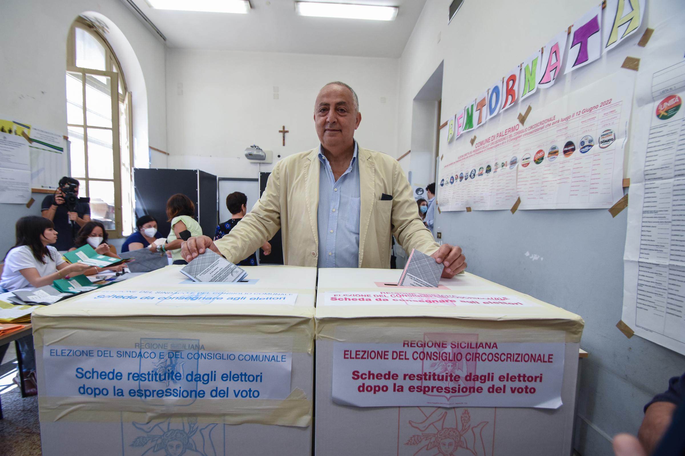 Election Day, exit poll in 6 città: centrodestra al primo turno a Genova (Bucci) e Palermo (Lagalla). A Verona csx avanti con Tommasi