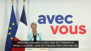 Francia, la premier Borne: “Abbiamo una settimana per avere una maggioranza forte”