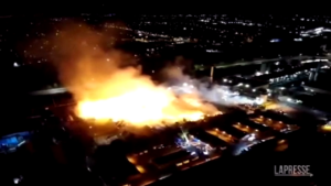Gb: mega incendio in un impianto di imballaggio a Birmingham