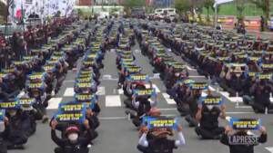 Corea del Sud, 7500 camionisti in protesta: bloccati i trasporti