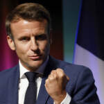 Francia, Macron avanti di un soffio su Melenchon: a rischio maggioranza assoluta