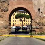Roma, caduta una parte dell’arco di Porta Maggiore