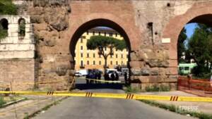 Roma, caduta una parte dell’arco di Porta Maggiore