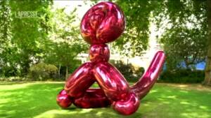 Arte, ‘Balloon Monkey Magenta’ di Jeff Koons sarà vanduta all’asta: il ricavato destinato all’Ucraina