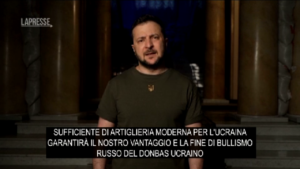 Ucraina, Zelensky chiede altre armi: “Solo artiglieria moderna può garantirci vantaggio”
