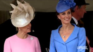 Royal Family, Kate Middleton in blu veste Alexander McQueen alla cerimonia della St. George’s Chapel