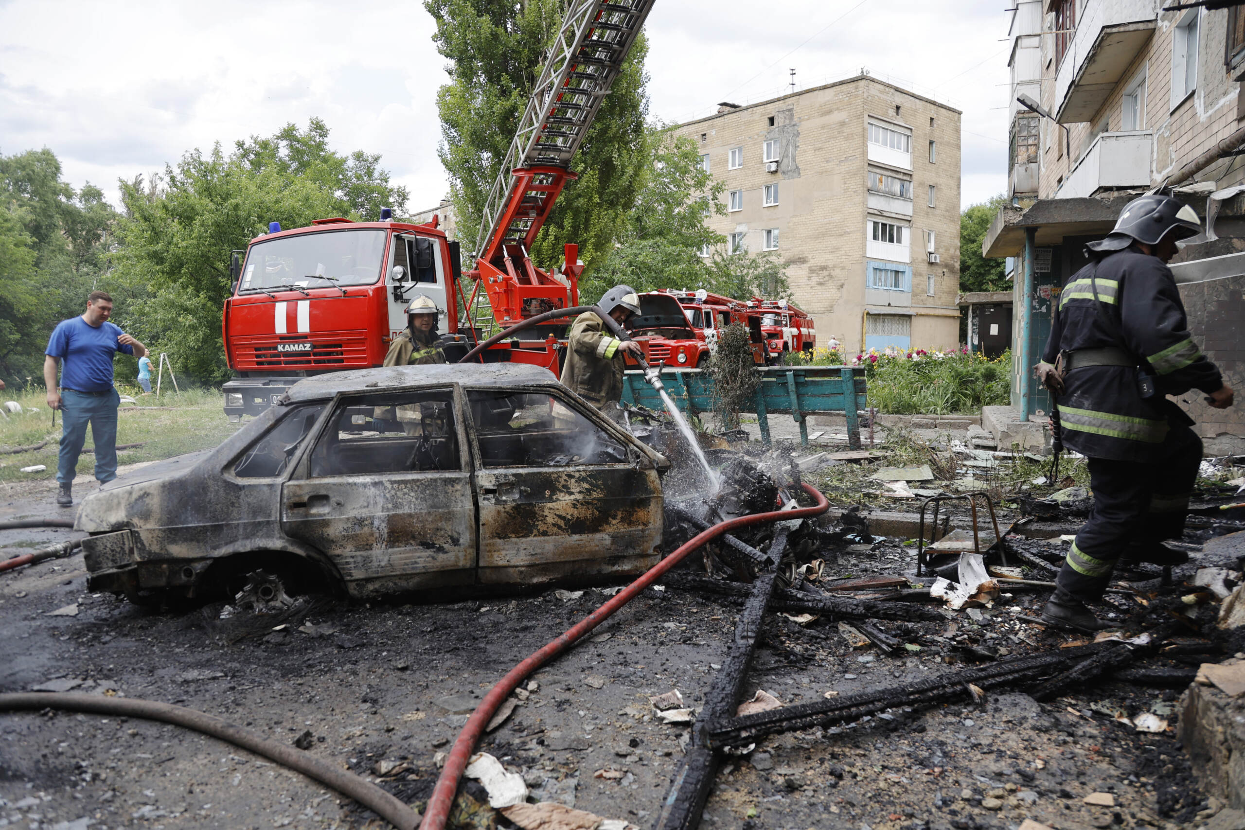 Ucraina, la Russia annuncia corridoi umanitari per gli oltre 500 civili rifugiati nell’impianto Azot