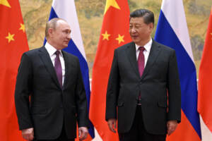 Ucraina, Xi sente Putin: “Cercare soluzione”. Allarme dell’Onu, rischio esaurimento scorte per i civili nell’Azot