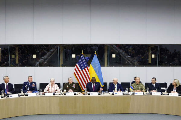Ucraina, Nato: “Più armi pesanti a Kiev”. Dagli Usa un altro miliardo di aiuti: “La guerra sta vivendo un momento cruciale”