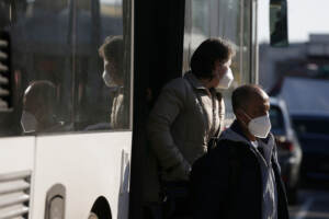 Covid: prorogato obbligo mascherine sui trasporti ma non per i voli
