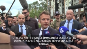 Ucraina, Macron a Irpin: “Qui tracce di crimini di guerra”