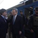 Draghi arriva a Kiev: incontra al binario l’ambasciatore italiano Zazo