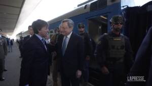 Draghi arriva a Kiev: incontra al binario l’ambasciatore italiano Zazo