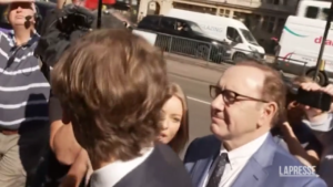 Kevin Spacey in tribunale a Londra, l’attore a processo per violenza sessuale
