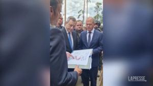 Draghi con Macron, Scholz e Iohannis a Irpin: “Abbiamo visto devastazione ma anche speranza”
