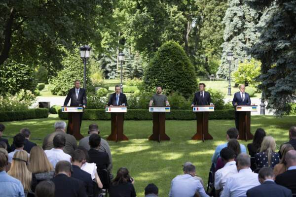Ucraina, Draghi con Macron e Scholz da Zelensky: “Vogliamo Kiev nella Ue”. Ma non ci sono margini di pace