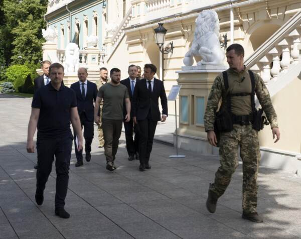 Macron-Scholz-Draghi a Kiev con Zelensky. Il premier: “L’Italia vuole l’Ucraina nell’Ue. Non ci sono ancora margini per la pace”. Scholz: “Favorevoli a candidatura”